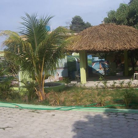 La Cayenna Hotel Et Restaurant بورت أو برنس المظهر الخارجي الصورة