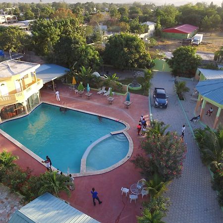 La Cayenna Hotel Et Restaurant بورت أو برنس المظهر الخارجي الصورة