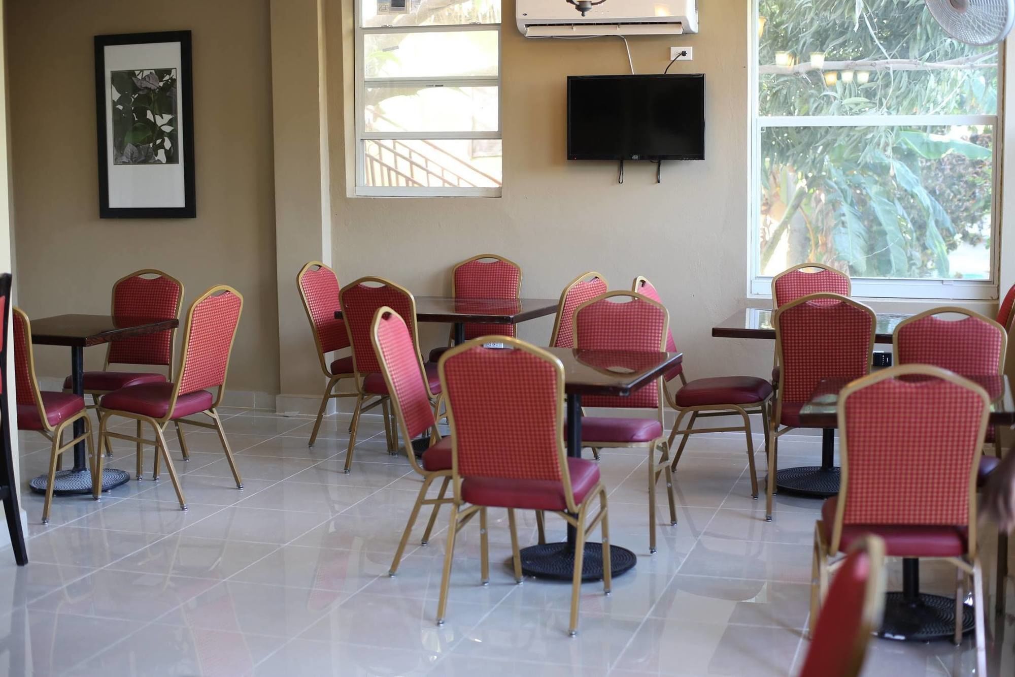 La Cayenna Hotel Et Restaurant بورت أو برنس المظهر الخارجي الصورة